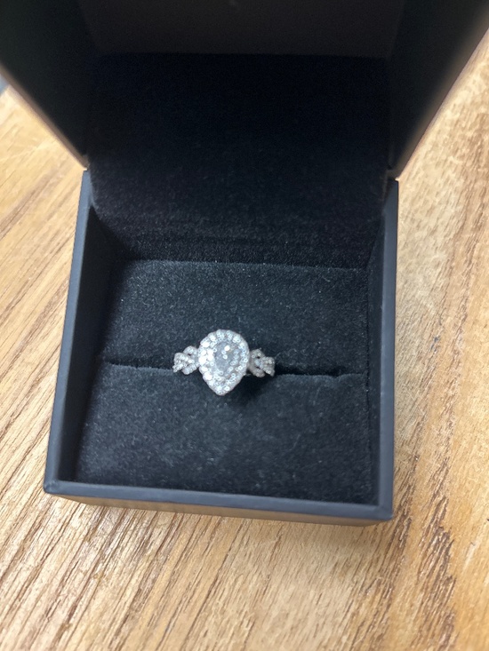 Neil Lane pear shape diamond 14k size 5 - Picture 1 of 3